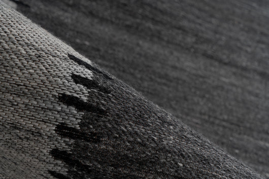 Der Teppich Phoenix Anthrazit / Grau vereint hochwertiges Jacquard-Gewebe mit funktionellen Eigenschaften. Der Teppich ist leicht zu pflegen und bleibt dank des stabilen Baumwollrückens auch bei starker Nutzung formstabil. Er ist der ideale Bodenbelag für Menschen, die sowohl auf Stil als auch auf Komfort und Funktionalität achten.