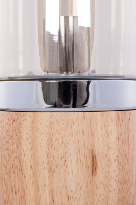 Ein einzigartiges Design: Die Tischlampe Malbi besticht durch ihren Materialmix und die elegante Form mit Glaskuppel.