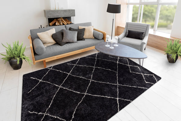 Dieser robuste Hochflor-Teppich mit seinem Rautenmuster ist nicht nur schön, sondern auch alltagstauglich. Er ist pflegeleicht und hält den täglichen Belastungen stand.