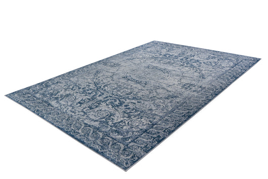 Dieser Polyester-Teppich in Blau mit seinem Vintage-Print wurde im Flachflor-Stil gefertigt. Die hochwertige Bedruckung garantiert eine langanhaltende Farbintensität, während das flache Gewebe das Ansammeln von Staub und Schmutz erschwert. Ein stilvolles und praktisches Wohnaccessoire.