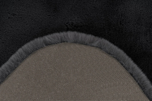 Besser für Allergiker geeignet: Durch das Kunstfasermaterial (Polyester) bildet sich im Vergleich zu Wollteppichen weniger Nährboden für Hausstaubmilben.

