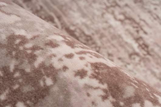 Detailaufnahme des Materials: Der robuste Polyesterteppich Saphira Beige, der fusselfrei und langlebig ist.