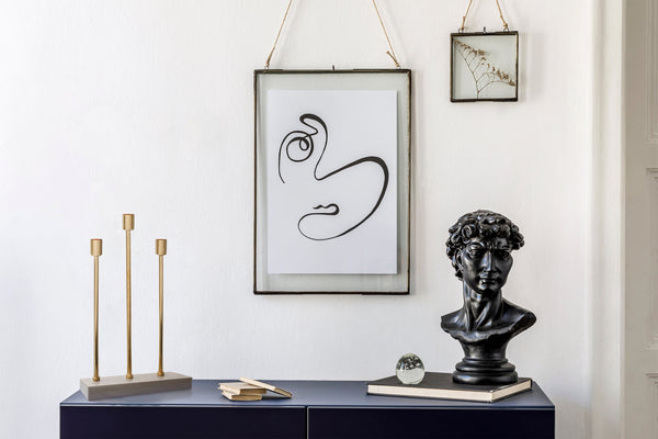 Stilvolle Kerzenständer für den Tisch: Perfekt platziert auf dem Esstisch oder Sideboard, wird dieser Kerzenhalter zum Mittelpunkt Ihrer Dekoration.