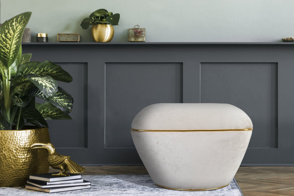 Mit seiner eleganten Form und dem ansprechenden Materialmix ist dieser dekorative Pouf ein Design-Highlight.