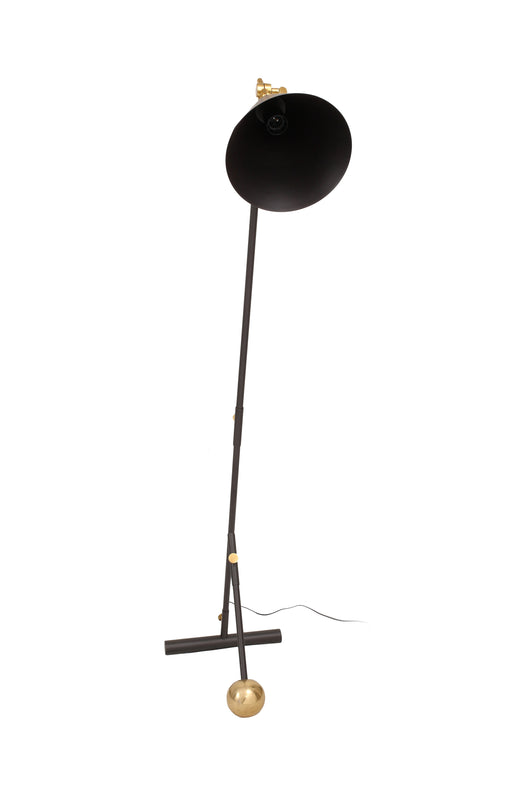 Diese Leuchte im Factory-Design ist aus einem eleganten Materialmix aus Eisen und Messing gefertigt.
