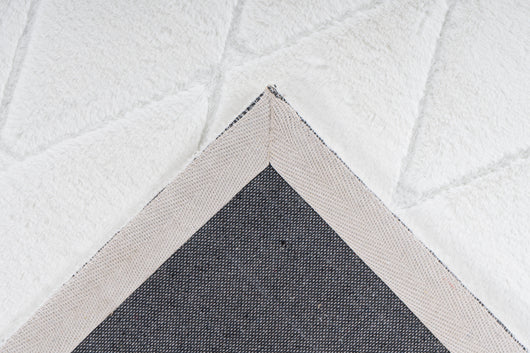 Unser Hochflorteppich Vivica 225 in Weiß überzeugt mit seinem minimalistischen und doch ausdrucksstarken Design. Das dezente, geometrische Muster sorgt für eine moderne Ästhetik, die nie aus der Mode kommt. Er ist vielseitig einsetzbar und eignet sich ideal, um kleine Räume optisch zu vergrößern und für eine helle, einladende Atmosphäre zu sorgen. Zudem ist er für Fußbodenheizung geeignet.