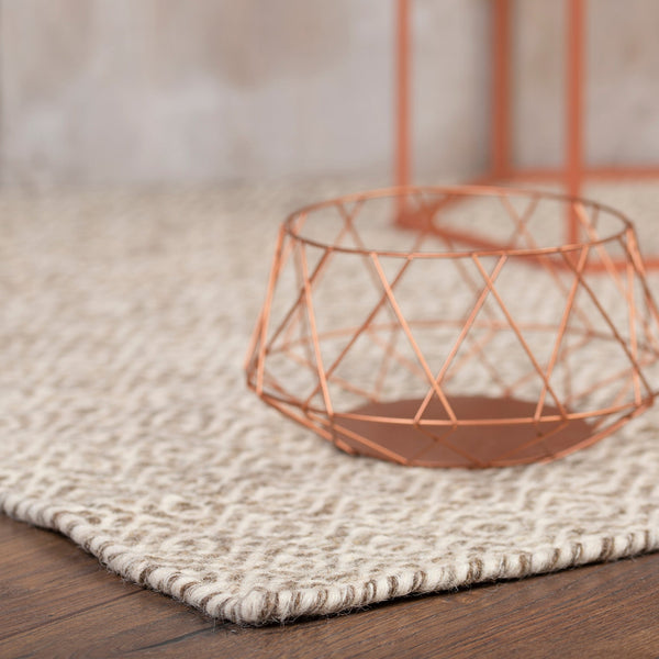 Ein moderner Teppich in Taupe: Perfekt, um jedem Raum eine warme und gemütliche Atmosphäre zu verleihen.