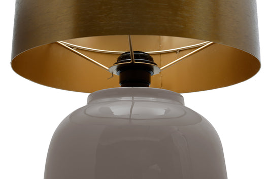 Ein stilvolles Statement: Die Design-Leuchte aus Metall besticht durch ihre klaren Linien und glänzenden Gold-Akzente.