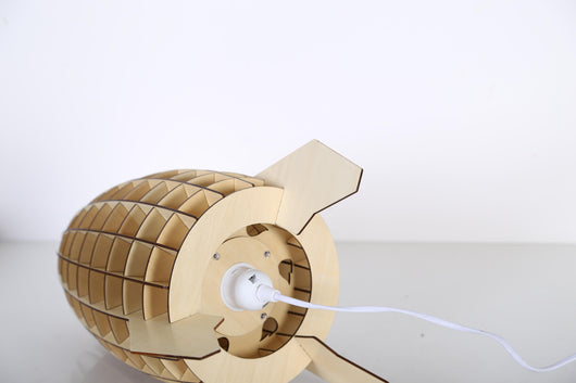 Tischlampe dimmbar: Schaffen Sie mit der Aviator Holzlampe und einem passenden Leuchtmittel die perfekte Lichtintensität für jede Stimmung.