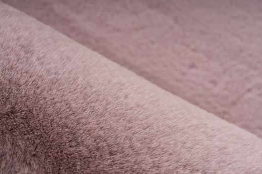 Stilvolle Eleganz: Ein moderner Teppich, der durch seinen Hochflor und die dynamischen Farbnuancen zum echten Hingucker wird.