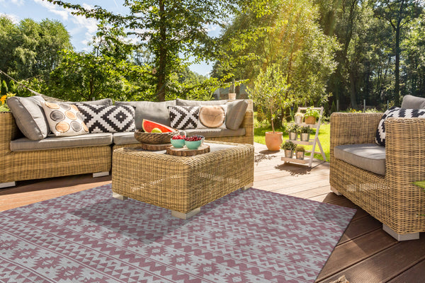 Als moderner Outdoor-Balkonteppich erfüllt der "Sunny 210 Pink" alle Wünsche. Er ist aus UV-beständigem Polyester gefertigt, welches Form und Farbe lange behält. Das langlebige Flachgewebe (5 mm Flor) und die Handarbeit sichern eine hohe Qualität. Dank seiner Robustheit ist er auch für stark frequentierte Innenräume eine hervorragende, pflegeleichte Lösung.