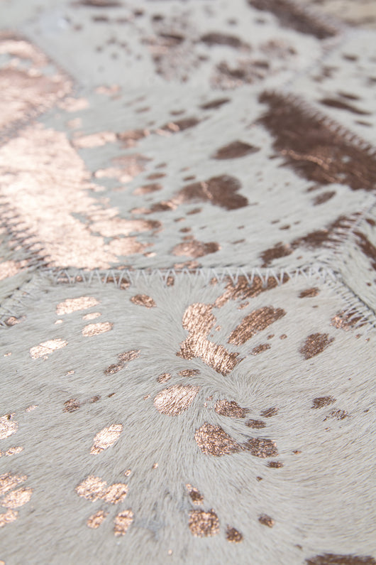 Dieser Lederteppich mit Metallic-Applikationen eignet sich für alle Räumlichkeiten, ob Wohnzimmer, Schlafzimmer oder Diele.