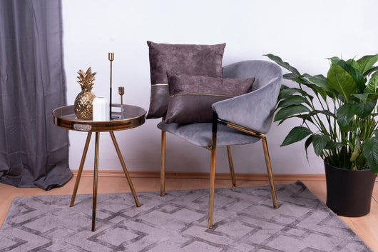 Dekoratives Kissen mit Kunstleder – stilvoller Akzent für Sofa oder Bett.