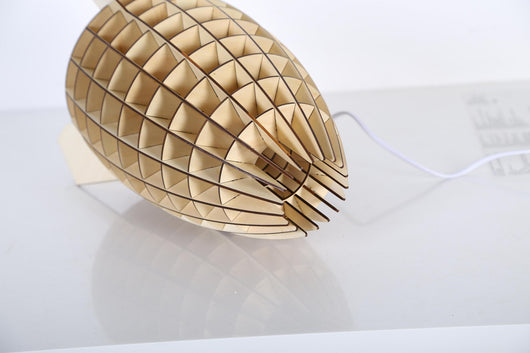 LED Tischlampe Holz: Rüsten Sie die Aviator Lampe mit einem energieeffizienten E27 LED-Leuchtmittel aus für eine nachhaltige Beleuchtung.