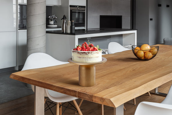 Dieser wunderschöne Tortenständer im Art Deco-Stil darf in Ihrem Haushalt nicht fehlen. Die liebevoll handgefertigte Kuchenplatte ist ein absoluter Blickfang und die perfekte Ergänzung für Ihre Kuchentafel. Ob für Geburtstage, Hochzeiten oder festliche Anlässe, dieser praktische Helfer macht Ihre Kreationen zum Mittelpunkt jeder Feier.