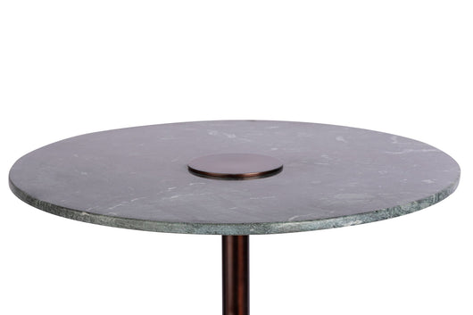 Entdecken Sie Designer Beistelltische wie den Harry 125 Grün, der durch sein einzigartiges Champagnerglas-Design Exklusivität ausstrahlt.