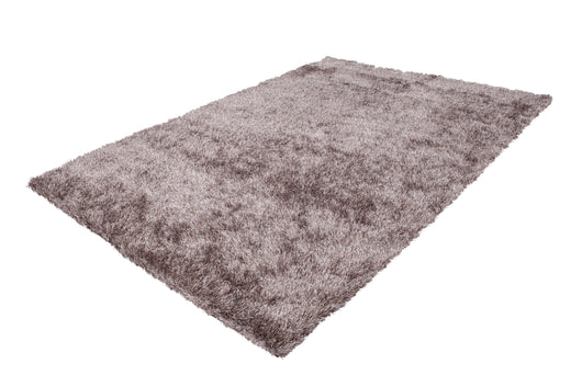 Schaffen Sie sich eine kuschelige Oase! Dieser handgetuftete Hochflorteppich in Taupe überzeugt mit weichem Flor und einer besonders sanften Haptik.