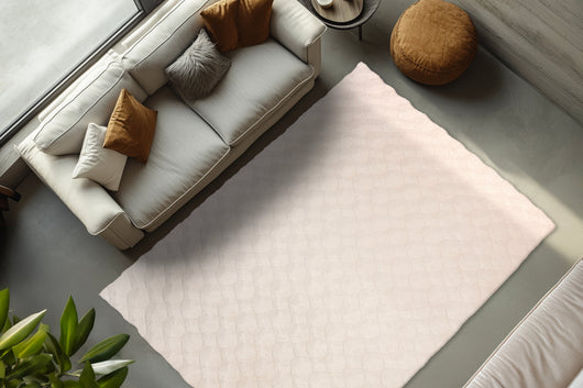 Dieser luxuriöse Hochflor Teppich in Creme schafft mit seinem weichen Flor, der warmen Farbgebung und seinem eleganten Look ein einladendes Wohnambiente, das jeden Raum optisch aufwertet.