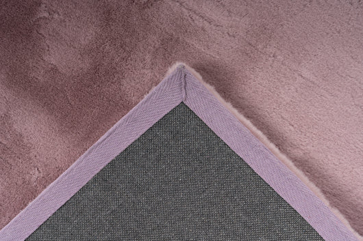 Ein flauschiger Traum: Dieser Teppich mit seiner unvergleichlichen Kaninchenfell-Haptik bringt eine kuschelige Atmosphäre in Ihr Zuhause.