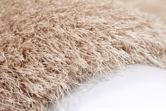 Moderner Wohnzimmer Teppich: Dieser allergikerfreundliche Hochflorteppich ist auch für Fußbodenheizungen geeignet und schafft eine gemütliche Oase.
