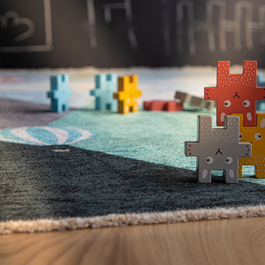Willkommen in der Spielewelt! Der weiche Kinderteppich Joanna Ball ist die perfekte Unterlage für Bauklötze und Autos, die aus unserem Kinderteppichland stammen.