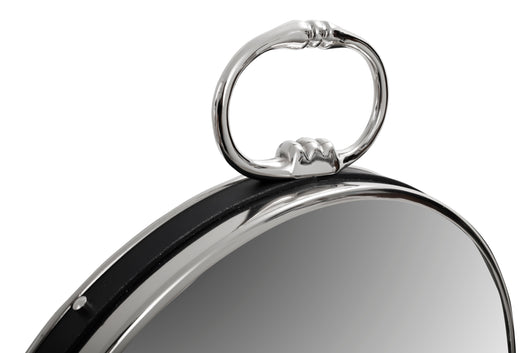 Der hochwertige Wandspiegel Eleganca in Silber/Schwarz ist ein dezent gestaltetes, aber effektvolles Accessoire. Er ist pflegeleicht und langlebig, ideal für den täglichen Gebrauch in Bad, Schlaf- oder Wohnzimmer. Die runde Form (Ø 51 cm) ist zeitlos und die stilvolle Optik sorgt für ein exklusives Ambiente.


