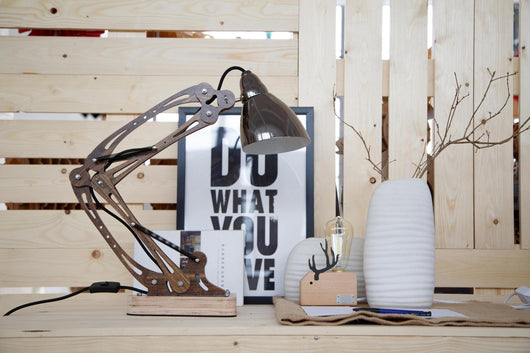 Entdecken Sie die Schönheit von Naturholz: Diese Tischlampe Schlafzimmer in Teak-Optik bringt natürliche Eleganz in Ihre Wohnräume.