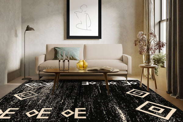 Teppich im Ethno-Stil in Schwarz auf Parkettboden im Wohnzimmer
