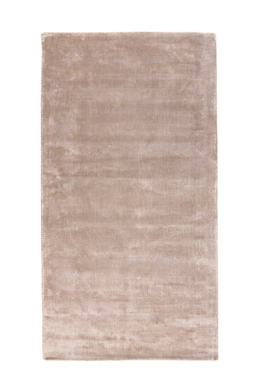 Der Kurzflor-Teppich "Village 125" aus Viskose ist ein atmungsaktives Material, das zu einem gesunden Raumklima beiträgt. Er reguliert die Feuchtigkeit und sorgt für ein angenehmes Wohngefühl.

