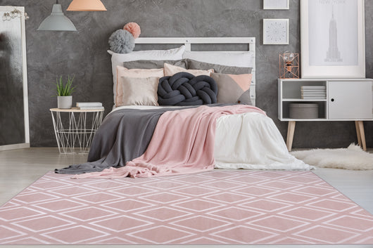 Rosa Wohnzimmerteppich modern und kuschelweich – der Monroe 325 Teppich in 120x170 cm, perfekt für gemütliche Stunden und stilvolle Akzente in Ihrem Zuhause.