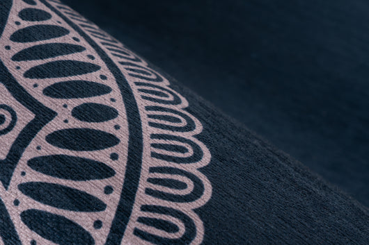 Flacher Teppich mit Stil – Für Diele und Wohnräume geeignet
Dieser flache Teppich mit Stil ist geeignet für jeden Wohnraum, von der Diele bis zum Wohnzimmer. Der bedruckte Teppich besitzt eine angenehme Haptik und bietet dank 100% Polyester einen strapazierfähigen Flor. Das moderne Design ist ein dekorativer Bodenbelag mit Charakter.