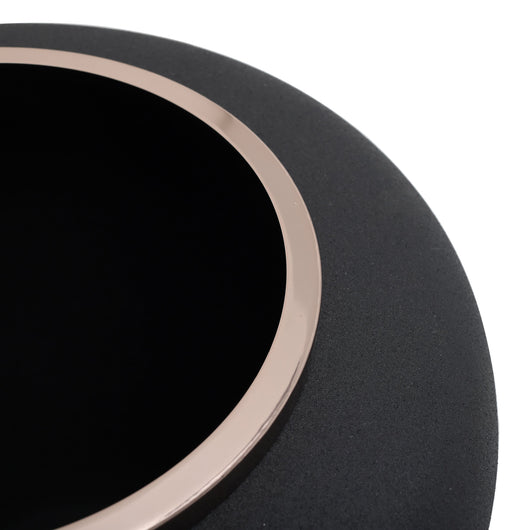 Mit der Vase Schwarz Gold Look (Roségold) setzen Sie einen eindrucksvollen Blickfang. Die handgearbeitete Vase aus Eisen ist zeitlos getönt und verfügt über eine schicke Matt-Finish-Oberfläche. Das luxuriöse Aussehen des metallischen Kontrastes wertet Ihre Dekoration sofort auf.

