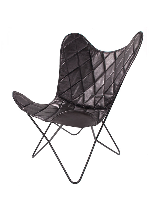 Der Design Schmetterlingsstuhl "Pablo 330" vereint Funktionalität mit einzigartigem Stil. Das natürliche Leder ist handgemacht und mit einem markanten Karo-Muster versehen. Auf dem stabilen Eisengestell macht dieses exklusive Möbelstück sowohl in modernen Einrichtungen als auch in rustikalen Wohnräumen eine ausgezeichnete Figur. Ein pflegeleichter Lederstuhl der zum Entspannen einlädt.

