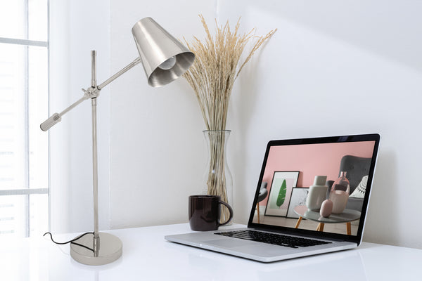 Dank ihrer vielseitigen Einsatzmöglichkeiten macht diese Lampe im schicken Factory-Design in jedem Raum eine gute Figur.