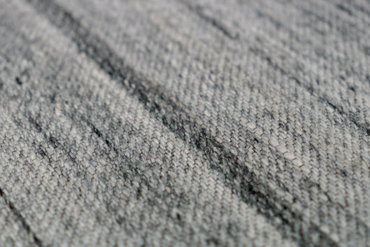 Der Teppich Phoenix Grau / Multi besticht durch ein elegantes, dezentes Jacquard-Muster, das aus 95 % Wolle und 5 % Polyester besteht. Ideal für Fußbodenheizung, bietet der Teppich eine weiche und warme Oberfläche. Perfekt geeignet für Wohnzimmer, Schlafzimmer oder Flur – dieser Teppich setzt stilvolle Akzente in Ihrem Zuhause.