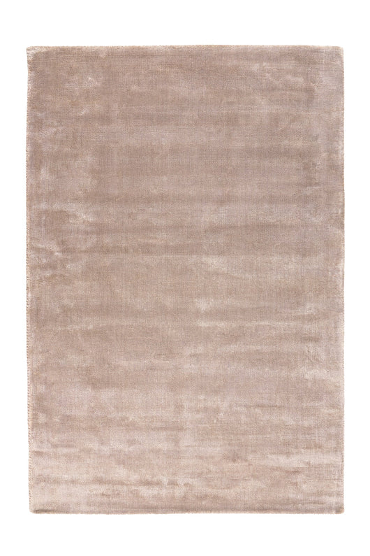Dieser Teppich sorgt im Handumdrehen für ein harmonisches Gesamtbild in jedem Raum. Sein dezenter Glanz und die weichen Linien passen perfekt zu verschiedenen Einrichtungsstilen, von klassisch bis modern. Ein Teppich, der Gemütlichkeit ausstrahlt und Ihre Möbel optimal ergänzt.

