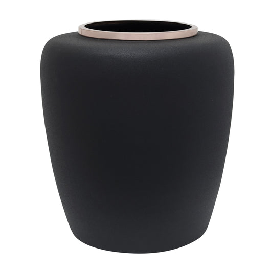 Die Art Deco Vase Schwarz "2025" interpretiert den klassischen Stil neu mit einem modernen Matt-Finish. Die zeitlose Farbe Schwarz und der auffällige metallische Roségold-Rand machen sie zu einer wahren Schönheit. Dieses handgearbeitete Dekorationselement wird jeden Raum in Ihrem Zuhause verschönern.


