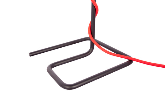Tischlampe mit rotem Kabel: Ein unerwarteter Farbtupfer! Die schwarze Tischlampe wird durch ein leuchtend rotes Kabel zum Hingucker. Diese Kombination aus Purismus und Akzentfarbe verleiht jedem Raum Charakter.


