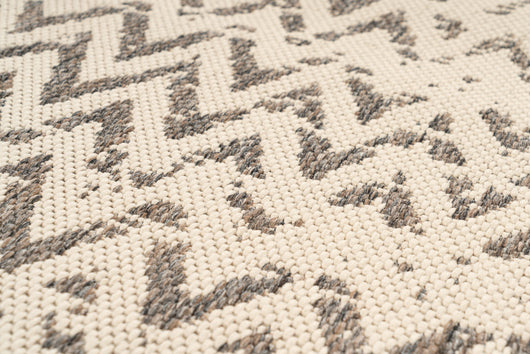 Zeitlose Eleganz für den Außenbereich: Der Splash 625 in Creme/Braun präsentiert sich als Outdoor-Teppich wetterfest und veredelt Ihre Terrasse mit seiner dezenten Farbgebung und robusten Qualität.