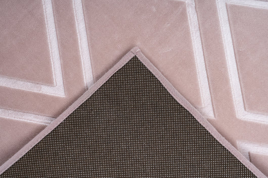 Ambiente-Bild: Einladender rosa Teppich Monroe 325 in 200x290 cm, der jedem Schlafzimmer oder Wohnbereich ein Gefühl von Wärme und modernem Design verleiht.