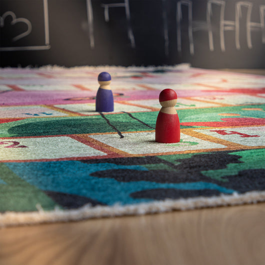 Dieser Kinderzimmer Teppich überzeugt mit schönen Motiven, tollen Farben und einem angenehm weichen Flor.