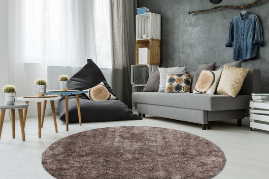 Durch seinen hohen Flor stellt dieser unifarbene Teppich die Gemütlichkeit in den Vordergrund. Die Verarbeitung mit weichem Flor ist einfach perfekt für eine Kuschelzone.