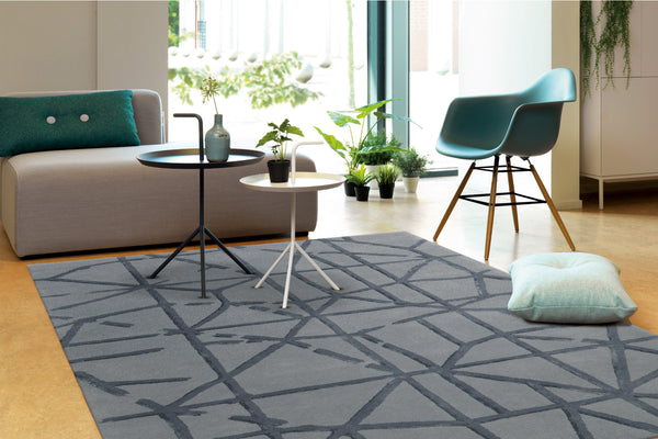 Genießen Sie den besonderen Charakter, den dieser elegante Kurzflorteppich durch seinen Material-Mix aus Wolle und Viskose mit sich bringt.