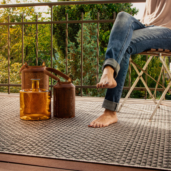 Flachgewebe Teppich für alle Bereiche: Dieser In & Outdoor Teppich überzeugt durch sein langlebiges Polypropylen-Material und seine einfache Reinigung.